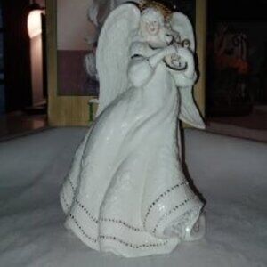 Vintage Porcelain Angel, 7.5" Cream/Gold Music Box
